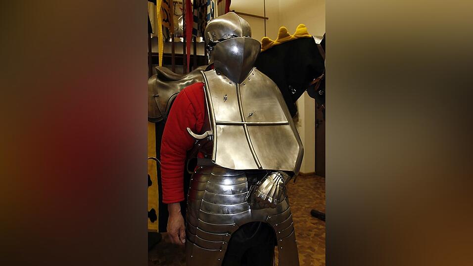 5: So elegant war das Mittelalter: Mit der linken Hand hält der Ritter die Zügel. Damit die Finger möglichst beweglich bleiben, sitzen nur auf der Oberseite des Lederhandschuhs Stahlplättchen. Jeder Finger wird von mehreren Plättchen geschützt. 5: So elegant war das Mittelalter: Mit der linken Hand hält der Ritter die Zügel. Damit die Finger möglichst beweglich bleiben, sitzen nur auf der Oberseite des Lederhandschuhs Stahlplättchen. Jeder Finger wird von mehreren Plättchen geschützt.