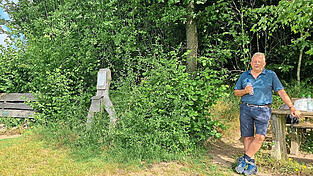 „Ich kenne jeden Weg auf den Gallner“, sagt Landrat Josef Laumer und betet sie regelrecht herunter. Wir wählen den ab dem Wanderparkplatz in Herrnfehlburg. Insgesamt 5,16 Kilometer wird die Wanderapp später anzeigen. Und wir sind schnell: Nur zwei Stunden später sind wir trotz eines kurzen Aufenthalts bei der Gallnerbäuerin und einer Rast am Gipfelkreuz wieder zurück.
