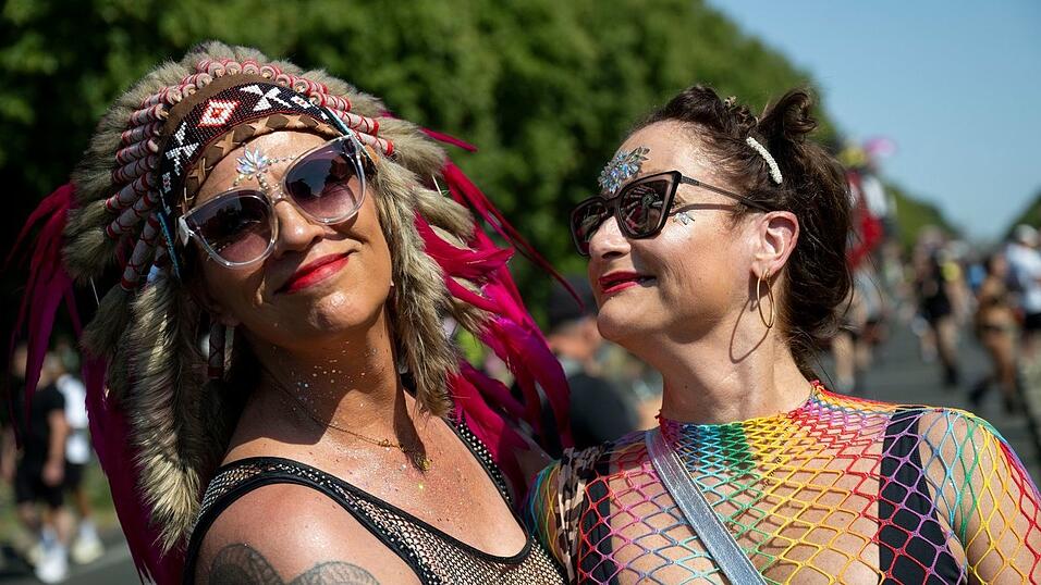 Die Techno-J&uuml;nger und -J&uuml;ngerinnen haben Spa&szlig; auf der Partymeile bei &laquo;Rave The Planet&raquo;.