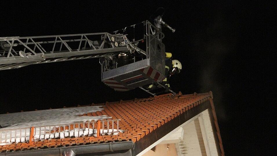 In Kirchroth ist am Donnerstagabend ein Holzstadel im Ortskern aus noch unbekannter Ursache abgebrannt. Die Löscharbeiten gestalteten sich wegen der extremen Kälte schwierig. In Kirchroth ist am Donnerstagabend ein Holzstadel im Ortskern aus noch unbekannter Ursache abgebrannt. Die Löscharbeiten gestalteten sich wegen der extremen Kälte schwierig.