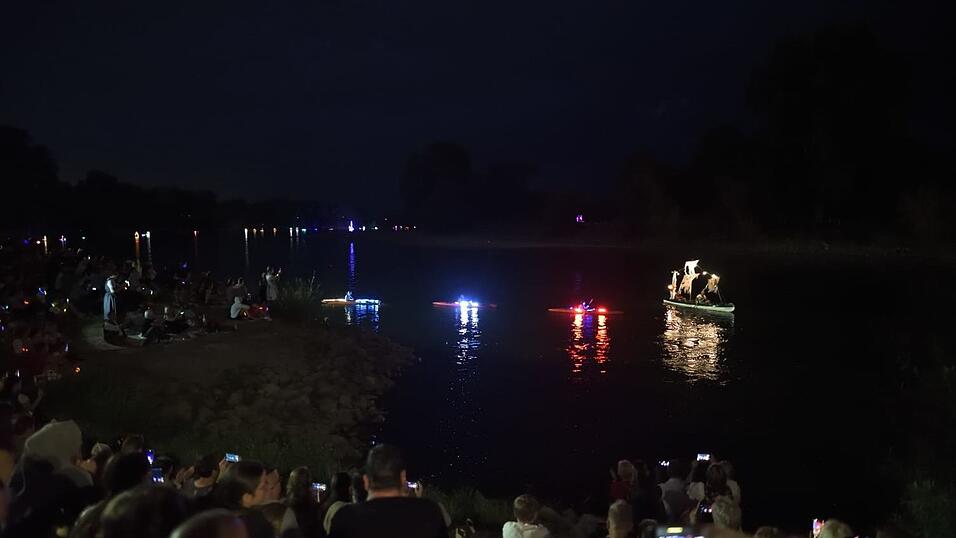 Bunt beleuchtete Boote fahren bei der Lampionfahrt über die Donau.