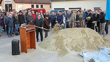 Markt-Geschäftsführer Manuel Kammermeier, Ehrenmitglied Wolfgang Kumpfmüller, Schützenmeister Markus Rohrmayer, Bürgermeister Christian Kiendl, Christian Lederer (Architekturbüro), Erich Rohrmayer (Ex-Herbergswirt der Schützen) und zweiter Schützenmeister Max Maier nahmen den Spatenstich vor (von rechts).