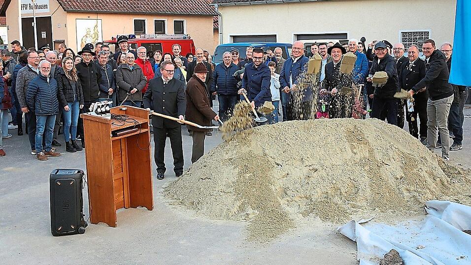 Markt-Geschäftsführer Manuel Kammermeier, Ehrenmitglied Wolfgang Kumpfmüller, Schützenmeister Markus Rohrmayer, Bürgermeister Christian Kiendl, Christian Lederer (Architekturbüro), Erich Rohrmayer (Ex-Herbergswirt der Schützen) und zweiter Schützenmeister Max Maier nahmen den Spatenstich vor (von rechts).