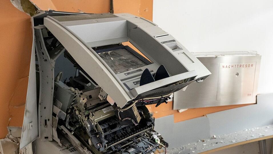 Das Quartett soll am Montagmorgen einen Geldautomaten in Ehekirchen gesprengt haben.