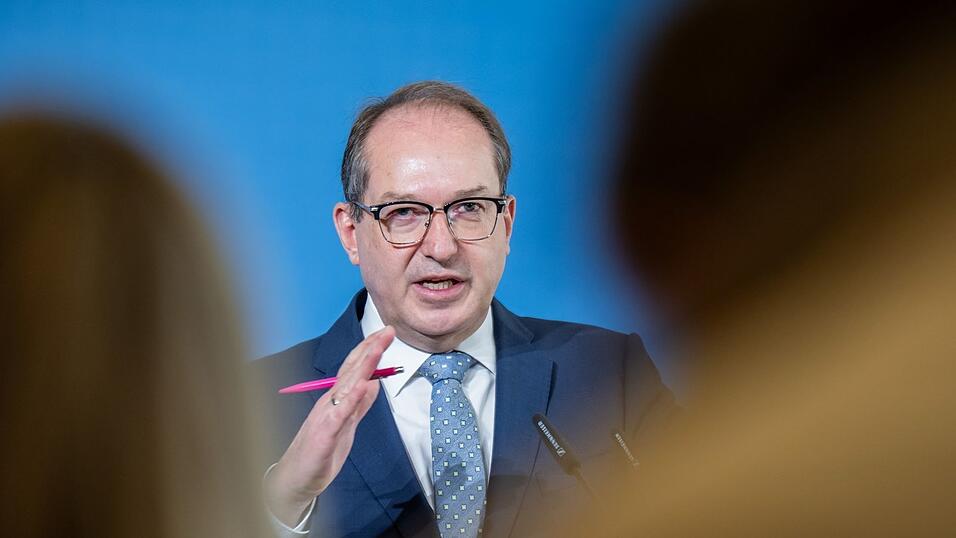 Bundesinnenminister Alexander Dobrindt (CSU) will abgelehnte Asylbewerber in sogenannte Return Hubs abschieben k&ouml;nnen. (Archivbild)