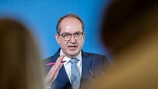 Bundesinnenminister Alexander Dobrindt (CSU) will abgelehnte Asylbewerber in sogenannte Return Hubs abschieben k&ouml;nnen. (Archivbild)