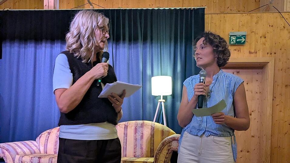 „frisch&faltig“, Lisa-Marie Högerl (r.) und Lydia Schmidberger, moderierten den Abend auf gewohnt humorvolle und anrührende Weise. „frisch&faltig“, Lisa-Marie Högerl (r.) und Lydia Schmidberger, moderierten den Abend auf gewohnt humorvolle und anrührende Weise.