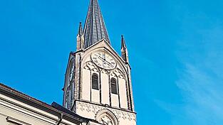 Der gotische Kirchturm ragt über die Dächer der Klosteranlage hinaus, in der sich auch ein Teil der Uni befindet. Der gotische Kirchturm ragt über die Dächer der Klosteranlage hinaus, in der sich auch ein Teil der Uni befindet.