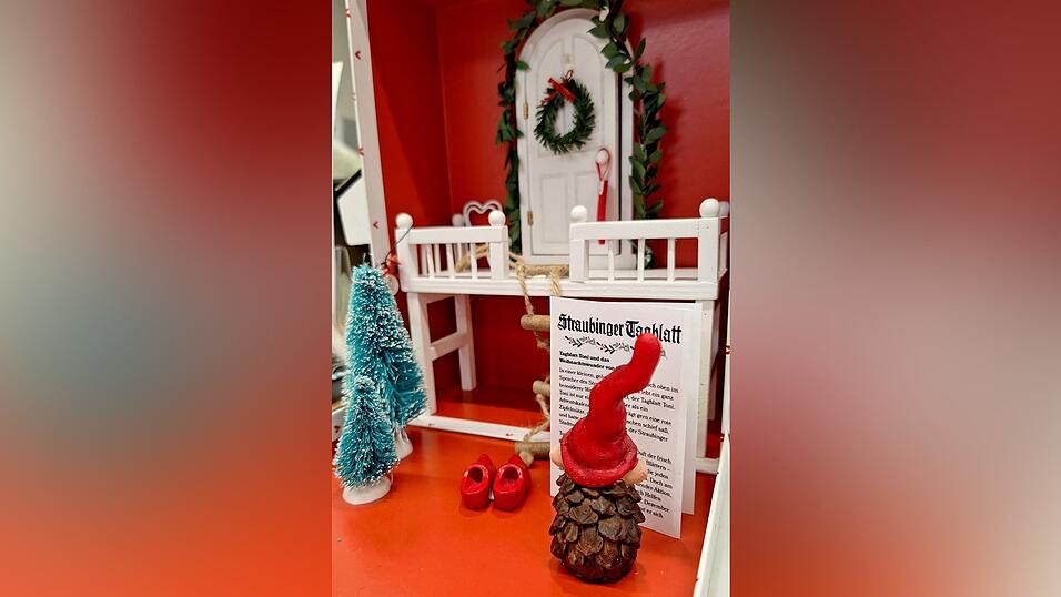 Der Tagblatt-Toni liest seine Wichtelzeitung, die man sich kostenfrei im Leserservice am Ludwigsplatz abholen kann.