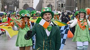 Knapp 1.500 Teilnehmerinnen und Teilnehmer in 70 Gruppierungen laufen in diesem Jahr in der Parade mit. (Archivbild)