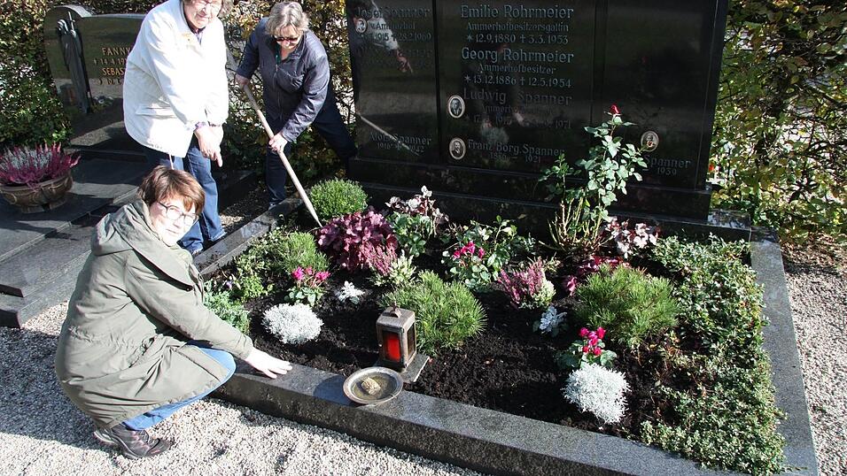 F&uuml;r Allerheiligen wird die Bepflanzung von Gisela Geppert (r.), Eva Spanner und Roswitha Sellmer vom Gartenbauverein Essenbach mit Alpenveilchen, Besenheide und Silberblatt erg&auml;nzt.