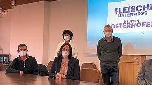 Die OHO-Vorsitzenden Bürgermeisterin Liane Sedlmeier und Siegfried Liebl stellten zusammen mit dem (sitzend v.l.) Woijtek Golbig, Jutta Friese und Chefredakteur Manuel Krüger die Kurzfilmserie vor. Die OHO-Vorsitzenden Bürgermeisterin Liane Sedlmeier und Siegfried Liebl stellten zusammen mit dem (sitzend v.l.) Woijtek Golbig, Jutta Friese und Chefredakteur Manuel Krüger die Kurzfilmserie vor.