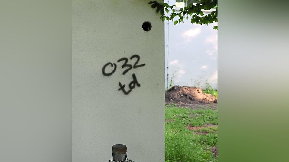 'TD Presents - Fick die Polizei' heißt ein Musikvideo, das vor einem Jahr im Internet veröffentlicht wurde. (84)032 steht für die Wolfgangsiedlung. 'TD Presents - Fick die Polizei' heißt ein Musikvideo, das vor einem Jahr im Internet veröffentlicht wurde. (84)032 steht für die Wolfgangsiedlung.