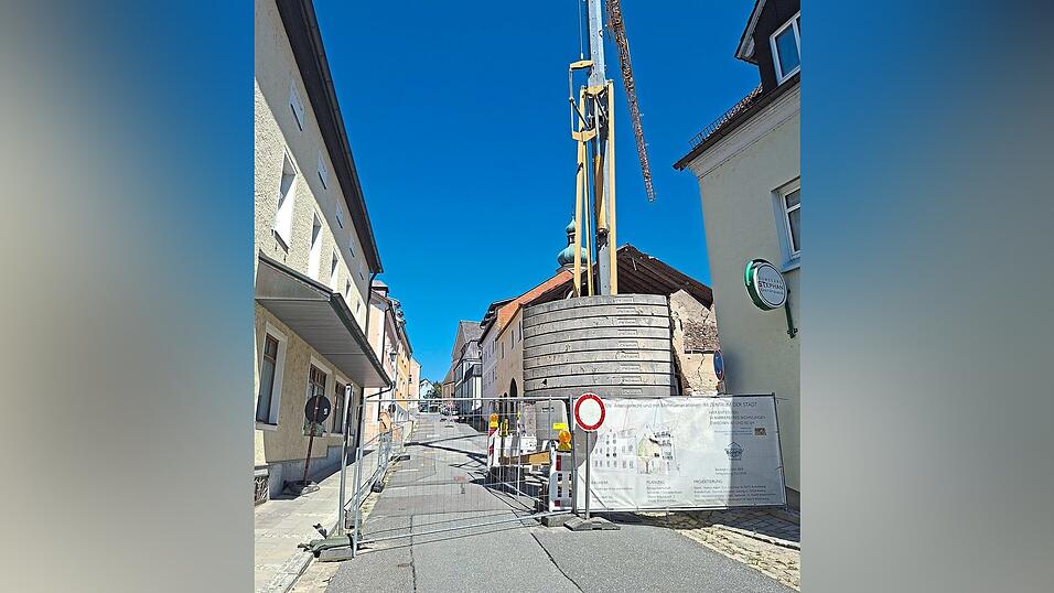 Die Schulstraße ist eine der meistbefahrenen Straßen in Waldmünchen. Mittlerweile ist sie seit über zwei Monaten gesperrt. Die Anwohner leiden unter der Situation und sind frustriert. Die Schulstraße ist eine der meistbefahrenen Straßen in Waldmünchen. Mittlerweile ist sie seit über zwei Monaten gesperrt. Die Anwohner leiden unter der Situation und sind frustriert.