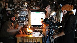 Julia Gabauer (Mitte) und Anne Dippl beim Dreh im Bauwagen von 'Woid Woife' Wolfgang Schreil.