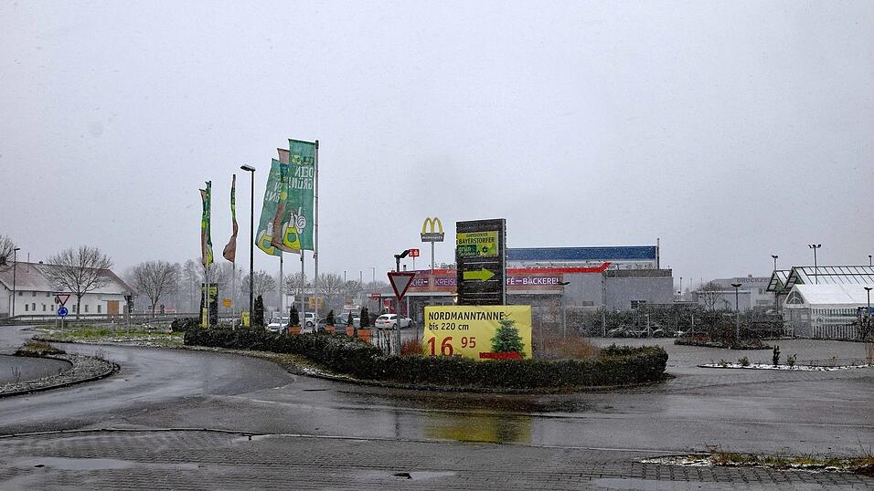 Zwischen dem Biller-Kreisel (links) und dem Gartencenter Bayerstorfer (rechts) soll auf dem Gel&auml;nde des Gartencenters eine Corona-Teststation errichtet werden. Sie soll bereits am 6. Dezember 2021 &ouml;ffnen.