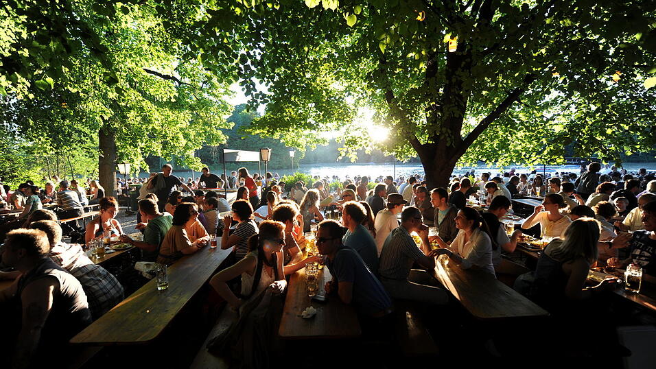 Es könnte heuer so schön sein - wie hier im Sommer 2010: Golden-malzig schimmert das Bier im Abendlicht, während die Sonne langsam über dem Biergarten untergeht. Nur das Rücken-an-Rücken-Gedränge ist für viele nach den Corona-Abstandsregeln noch gewöhnungsbedürftig. Und vielleicht gibt es ein böses Erwachen, weil der Wirt sein Ausflugslokal dicht gemacht hat. Es könnte heuer so schön sein - wie hier im Sommer 2010: Golden-malzig schimmert das Bier im Abendlicht, während die Sonne langsam über dem Biergarten untergeht. Nur das Rücken-an-Rücken-Gedränge ist für viele nach den Corona-Abstandsregeln noch gewöhnungsbedürftig. Und vielleicht gibt es ein böses Erwachen, weil der Wirt sein Ausflugslokal dicht gemacht hat.