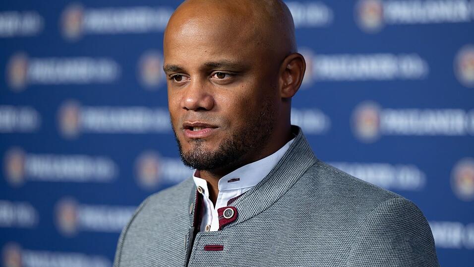 Die bayerische Tracht sitzt: Trainer Vincent Kompany beim Lederhosen-Shooting des FC Bayern in dieser Woche.