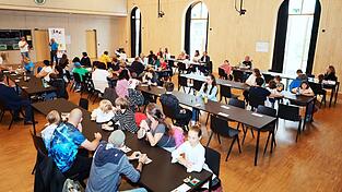 Schnell f&uuml;llten sich die Tische im Marktsaal zum eifrigen Puzzeln gegen die Zeit.