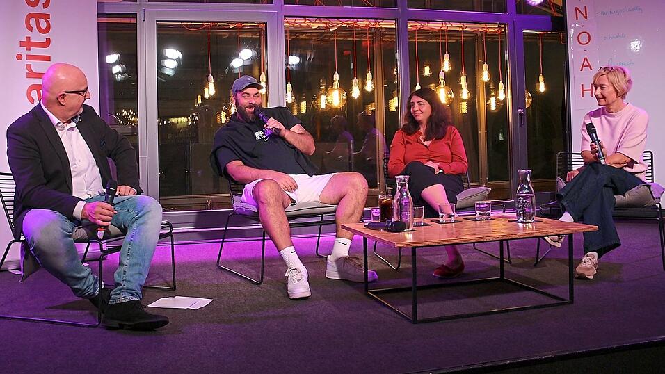 Harry Landauer (von links), Dominik Bloh, Barbora Pokorny und Brigitte Wei&szlig;mann diskutierten im Degginger, wie Obdachlosen wieder auf die Beine geholfen werden kann.