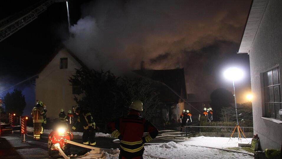 Im Laberweintinger Ortsteil Untergraßlfing ist es in der Nacht zu einem Brand gekommen. Im Laberweintinger Ortsteil Untergraßlfing ist es in der Nacht zu einem Brand gekommen.