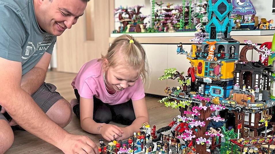 Matthias Vogl mit seiner achtj&auml;hrigen Tochter Marie - und der Ninjago-Stadt. Die wird er auch bei der Lego-Messe am Wochenende in der Neust&auml;dter Stadthalle zeigen.