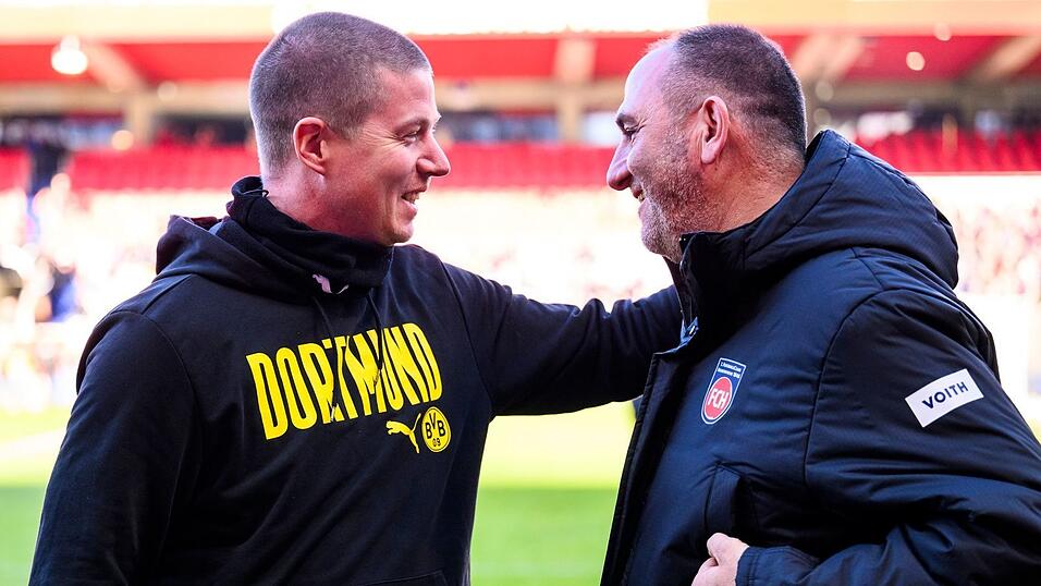 Mike Tullberg (l) saß in Heidenheim zum letzten als Interimstrainer auf der BVB-Bank.