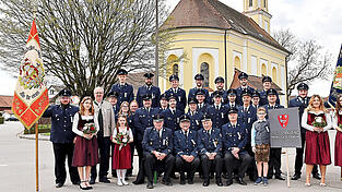 Der L&ouml;schzug Kagers mit Schirmherr Stadtrat Artur Christmann und Fahnenm&auml;dchen freut sich auf viele Besucher beim dreit&auml;gigen Gr&uuml;ndungsfest zu 150 Jahre Feuerwehr Kagers.