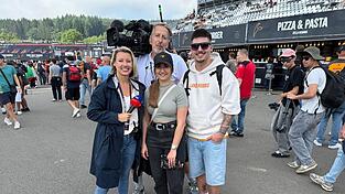 Sky Reporterin Sandra Baumgartner mit Kameramann, Jenny Stern und Tobias Fleischer.