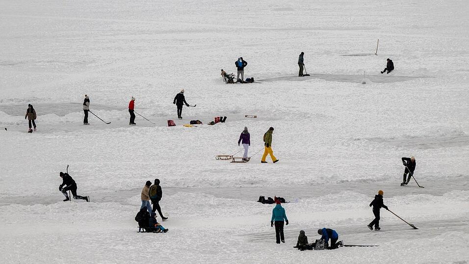Mancherorts gehört Schlittschuhlaufen und Eishockeyspielen auf gefrorenen Seen fest zu den Winterfreuden dazu. Mancherorts gehört Schlittschuhlaufen und Eishockeyspielen auf gefrorenen Seen fest zu den Winterfreuden dazu.