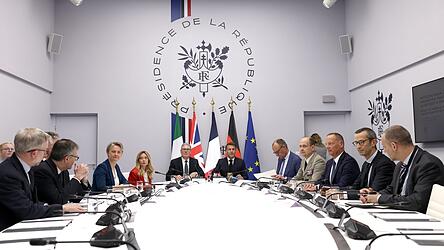 Friedrich Merz sowie weitere Staats- und Regierungschefs trafen sich in Paris, um &uuml;ber die dauerhafte Sicherung der Stra&szlig;e von Hormus zu beraten.