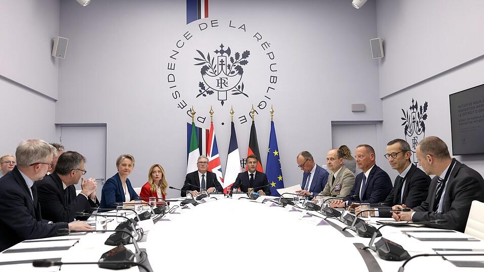 Friedrich Merz sowie weitere Staats- und Regierungschefs trafen sich in Paris, um &uuml;ber die dauerhafte Sicherung der Stra&szlig;e von Hormus zu beraten.