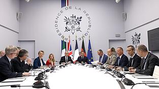 Friedrich Merz sowie weitere Staats- und Regierungschefs trafen sich in Paris, um &uuml;ber die dauerhafte Sicherung der Stra&szlig;e von Hormus zu beraten.