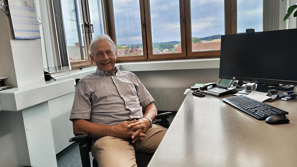 Fehl am Platz? So fühlt sich Konrad Hartshauser in seinem alten Büro noch nicht. „Es ist halt jetzt das Büro vom neuen Bürgermeister, aber ungewohnt ist es nicht“, sagt der Altbürgermeister. Fehl am Platz? So fühlt sich Konrad Hartshauser in seinem alten Büro noch nicht. „Es ist halt jetzt das Büro vom neuen Bürgermeister, aber ungewohnt ist es nicht“, sagt der Altbürgermeister.
