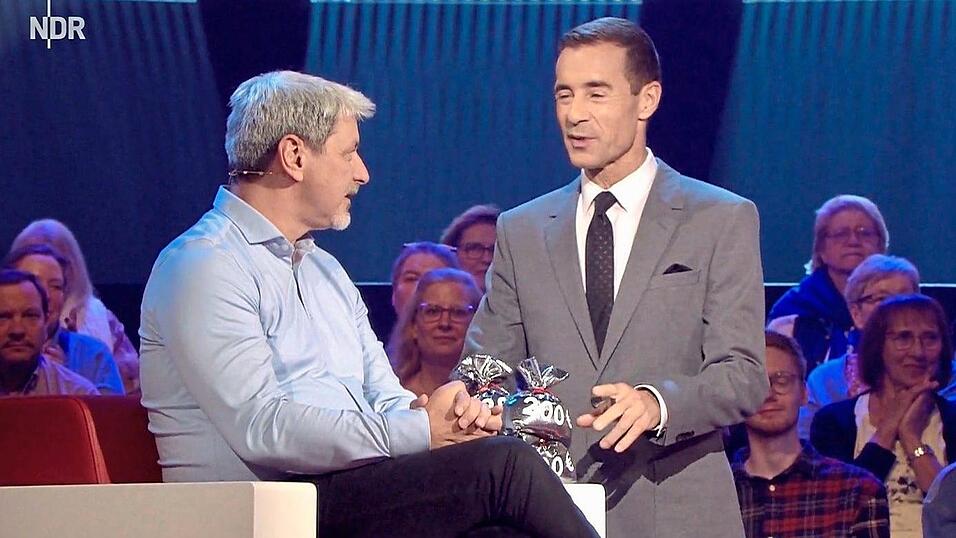 Auf dem Kandidatenstuhl von 'Kaum zu glauben': Sandro Bauer im Gespräch mit Moderator Kai Pflaume. Auf dem Kandidatenstuhl von 'Kaum zu glauben': Sandro Bauer im Gespräch mit Moderator Kai Pflaume.