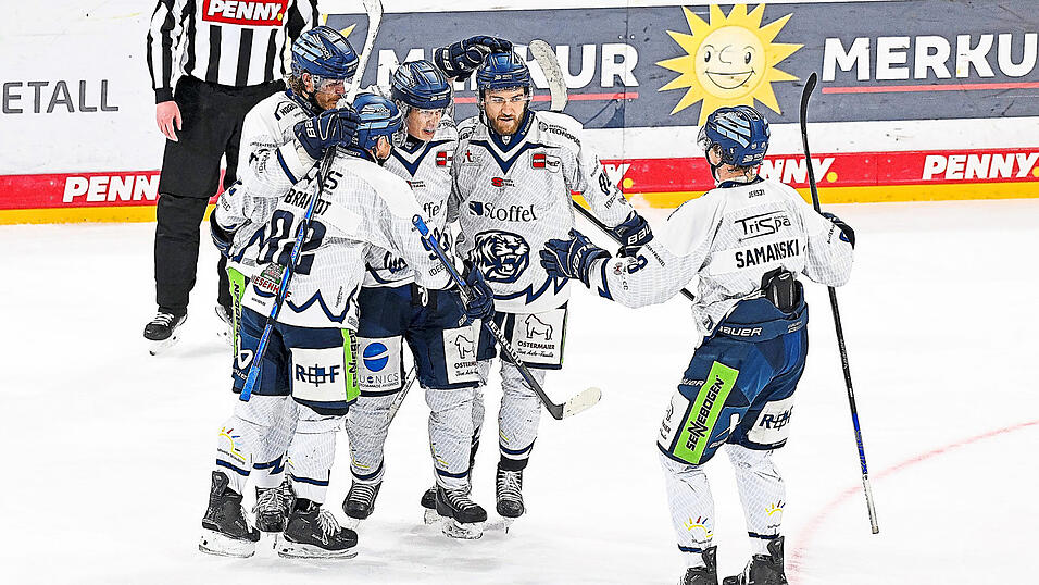Wo ein Wille ist ...! Die Straubing Tigers bejubeln am Freitagabend im Düsseldorfer PSD Bank Dome den 3:3-Ausgleichstreffer durch Josh Samanski im letzten Drittel, nachdem sie zuvor einen 0:2- und einen 2:3-Rückstand aufgeholt haben. In der Overtime gelingt den Straubingern auch noch der 4:3-Siegtreffer gegen das DEL-Schlusslicht. Wo ein Wille ist ...! Die Straubing Tigers bejubeln am Freitagabend im Düsseldorfer PSD Bank Dome den 3:3-Ausgleichstreffer durch Josh Samanski im letzten Drittel, nachdem sie zuvor einen 0:2- und einen 2:3-Rückstand aufgeholt haben. In der Overtime gelingt den Straubingern auch noch der 4:3-Siegtreffer gegen das DEL-Schlusslicht.