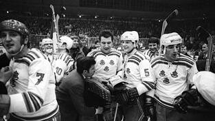 Sepp Schramm auf einer Aufnahme von 1970: Der EV Landshut ist deutscher Meister, der Torwart (Mitte) wird auf Händen getragen.  Sepp Schramm auf einer Aufnahme von 1970: Der EV Landshut ist deutscher Meister, der Torwart (Mitte) wird auf Händen getragen.