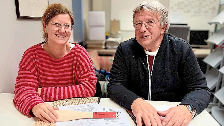 Nützliches Gadget: „Nicht schwarz ärgern, rot wählen“, steht auf dem Holzkochlöffel, welche die SPD Furth im Wald in den kommenden Wochen bis zur Wahl verteilt. Mit welchen Zutaten die Listenführer Silke Schell (51) und Johann Pohmer (67) die Stadt voranbringen wollen, haben sie in einem Gespräch verraten. Nützliches Gadget: „Nicht schwarz ärgern, rot wählen“, steht auf dem Holzkochlöffel, welche die SPD Furth im Wald in den kommenden Wochen bis zur Wahl verteilt. Mit welchen Zutaten die Listenführer Silke Schell (51) und Johann Pohmer (67) die Stadt voranbringen wollen, haben sie in einem Gespräch verraten.