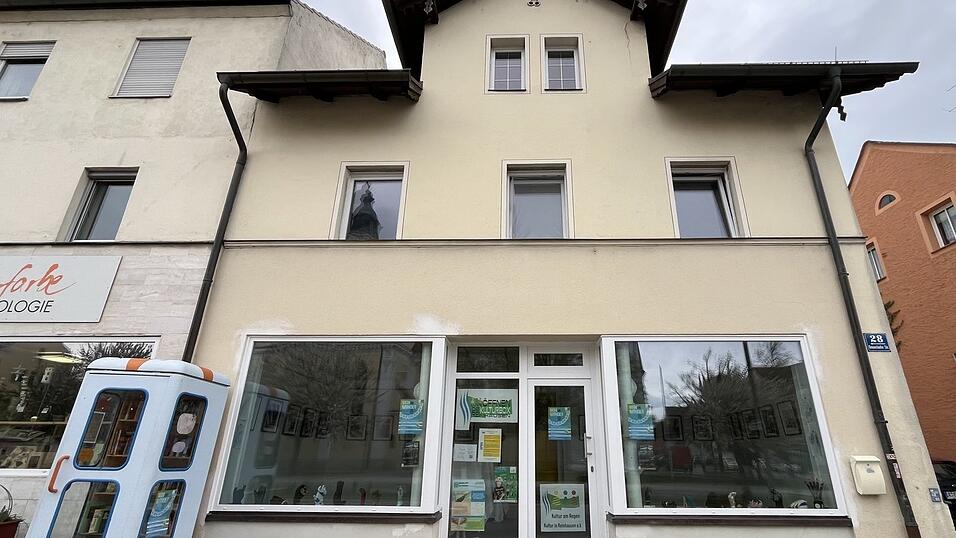 Die Telefonzelle dient als Wegmarke für die Kulturbox. Die Telefonzelle dient als Wegmarke für die Kulturbox.
