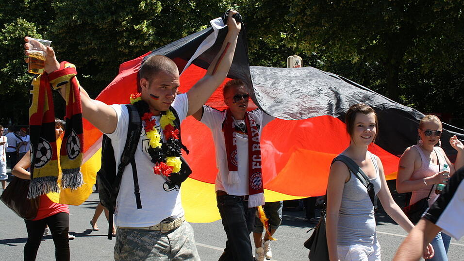 Christian Fertl war am Sonntag auf der Fanmeile in Berlin und erlebte dort das Achtelfinale gegen England auf Gro&szlig;leinwand.