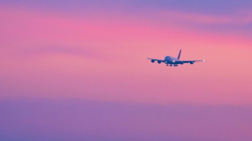 Tui und andere Anbieter arbeiten an R&uuml;ckholfl&uuml;gen, doch gesperrte Luftr&auml;ume erschweren die Planung.