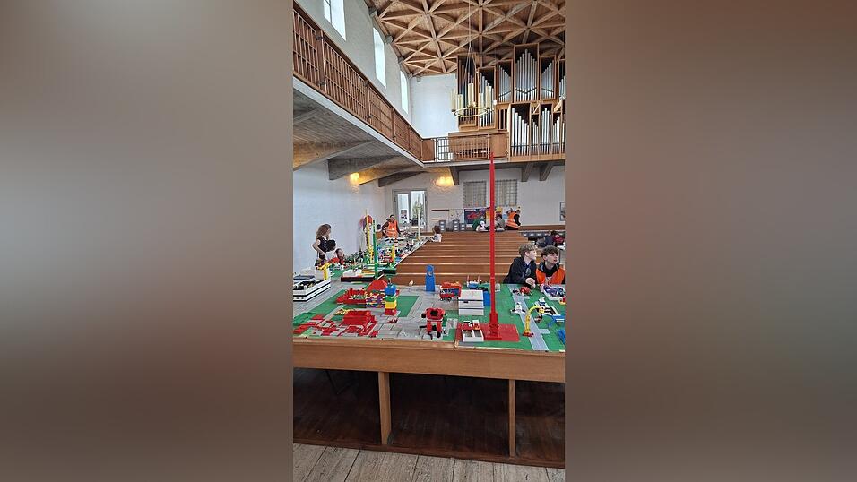 T&uuml;rme, Swimmingpools und Freizeitparks - die fertigen Werke der Kinder.