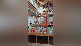 T&uuml;rme, Swimmingpools und Freizeitparks - die fertigen Werke der Kinder.