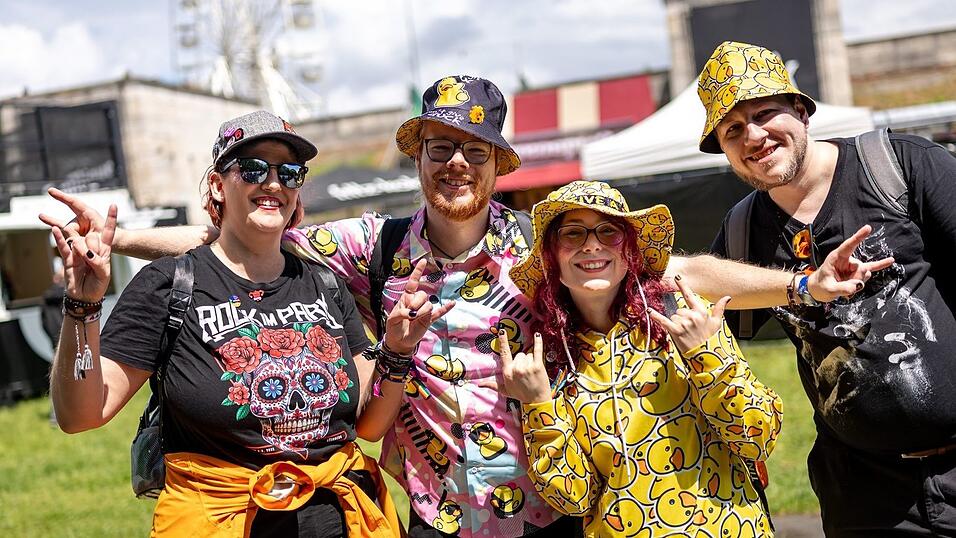 Der erste Festivaltag in N&uuml;rnberg startete mit Regen. Danach war das Wetter wechselhaft, die Laune der Fans aber gut.