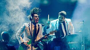 Komplett in weiße Anzüge gekleidet traten 'Lonely Spring' aus Passau am Freitagabend beim ESC-Vorentscheid auf. Für den Sieg reichte es am Ende leider nicht. Komplett in weiße Anzüge gekleidet traten 'Lonely Spring' aus Passau am Freitagabend beim ESC-Vorentscheid auf. Für den Sieg reichte es am Ende leider nicht.