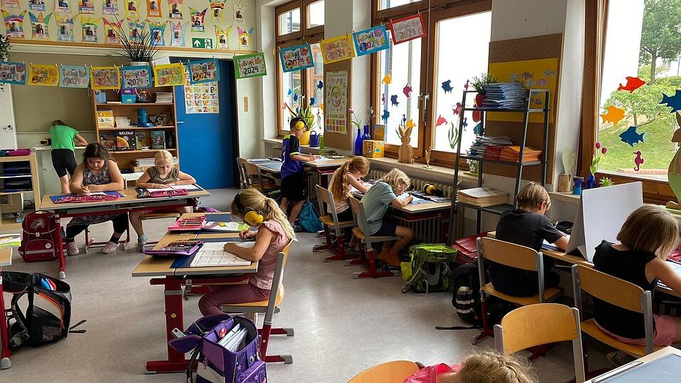 Im Sitzen oder im Stehen, mit oder ohne Kopfh&ouml;rer, die Kinder entscheiden selbst, wo und wie sie ihre Aufgaben erledigen wollen.: