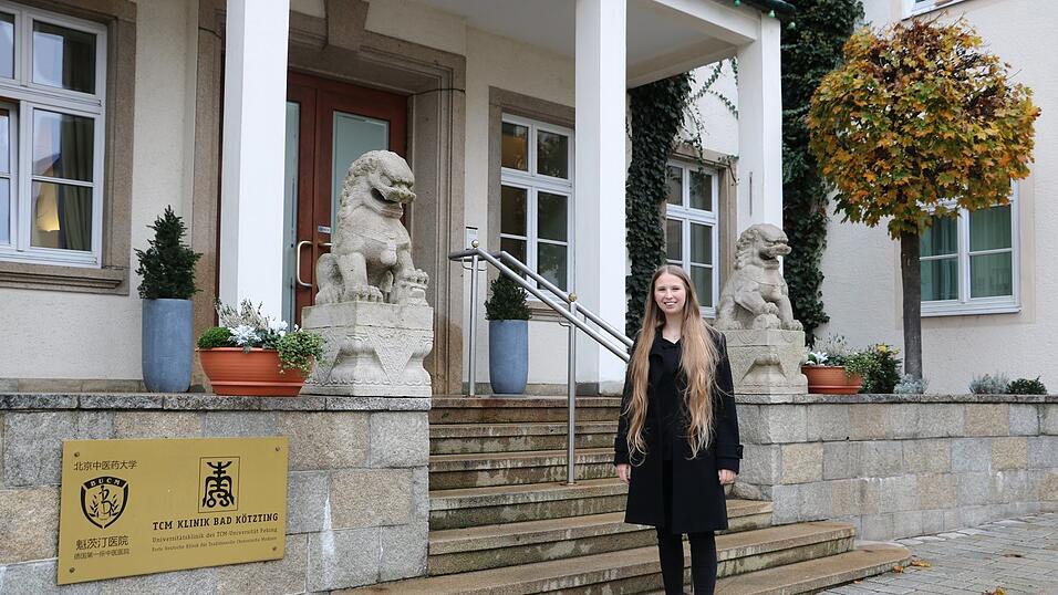 'Ich gehe wirklich gerne in die Arbeit', sagt Christina Staudinger. Die 25-Jährige leitet die TCM-Klinik zusammen mit ihrem Vater Anton Staudinger. 'Ich gehe wirklich gerne in die Arbeit', sagt Christina Staudinger. Die 25-Jährige leitet die TCM-Klinik zusammen mit ihrem Vater Anton Staudinger.
