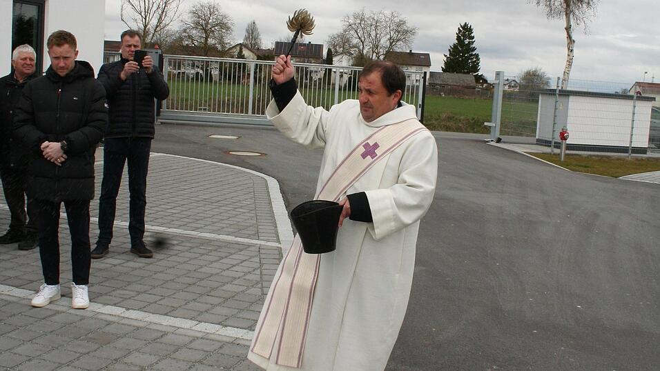 Diakon Anton Fliegerbauer besprengte die Anlage mit Weihwasser.