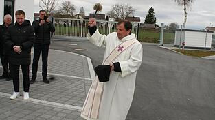 Diakon Anton Fliegerbauer besprengte die Anlage mit Weihwasser.