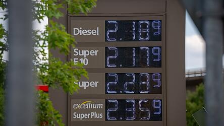 Je nach Tankstelle variieren die Spritpreise. (Archivbild)